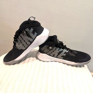 Boys Nike Team Hustle Basketball Shoes - Size 4Y